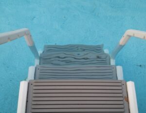 Condomínio e construtora devem indenizar criança por corte em escada de piscina