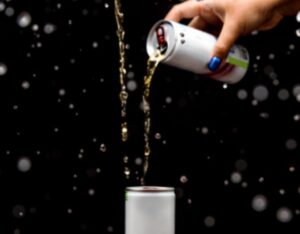 Coração acelerado, insônia e ansiedade: o que o consumo frequente de energético pode causar