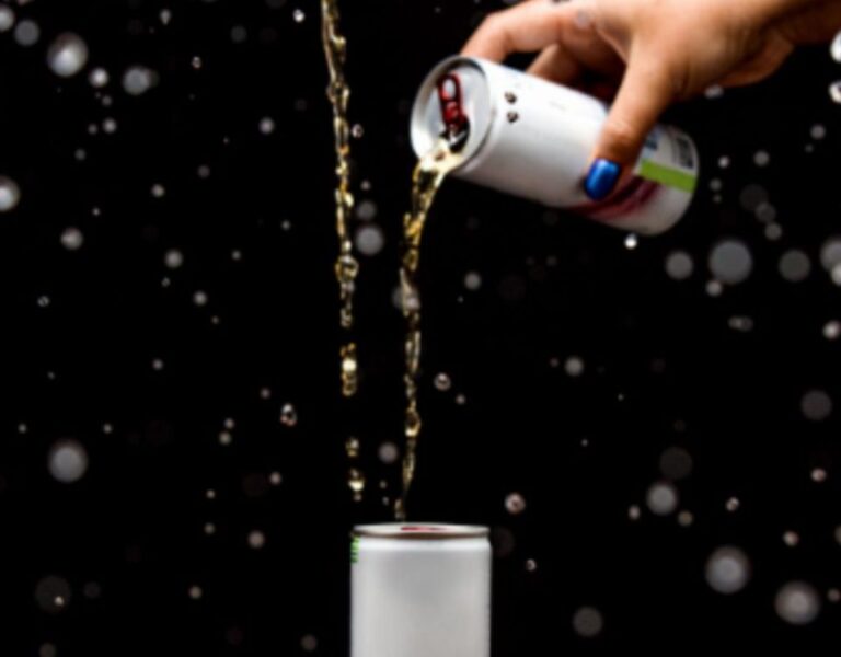 Coração acelerado, insônia e ansiedade: o que o consumo frequente de energético pode causar