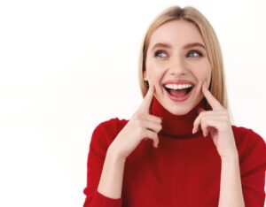 Clareamento dental caseiro vira febre no TikTok e Instagram. Especialista alerta para os riscos do “faça você mesmo”