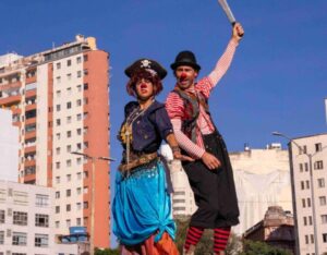Cia Circunstância celebra 20 anos com circulação de estreia do espetáculo “Piratas do Curral” por Belo Horizonte