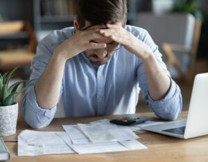 77% dos inadimplentes querem pagar suas dívidas, mas ansiedade e burocracia dificultam acordo, releva estudo