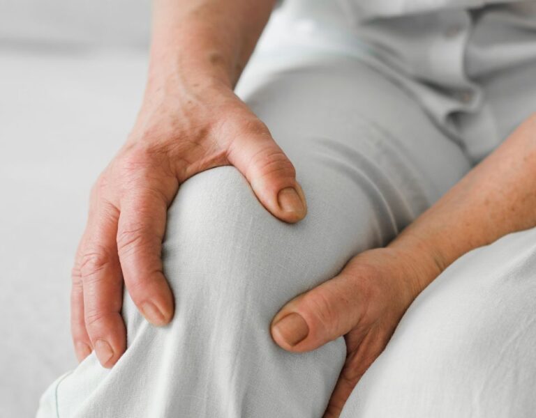 Doença reumática interrompe sonho de trabalhadora e acende alerta sobre cuidados com articulações