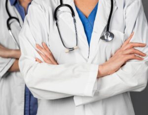 Pesquisa identifica principais causas de adversidades médicas em 2025