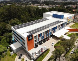 Rede de Ensino conquista certificação internacional e garante consumo de 100% de energia renovável em todas as unidades