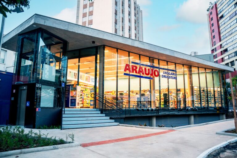 Drogaria Araújo prepara campanha de Black Friday associando loja física e canais digitais