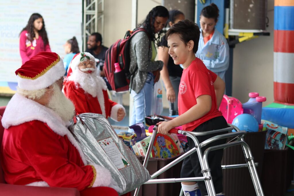 Festa de Natal da AMR tem Papai Noel e presentes doados para a garotada