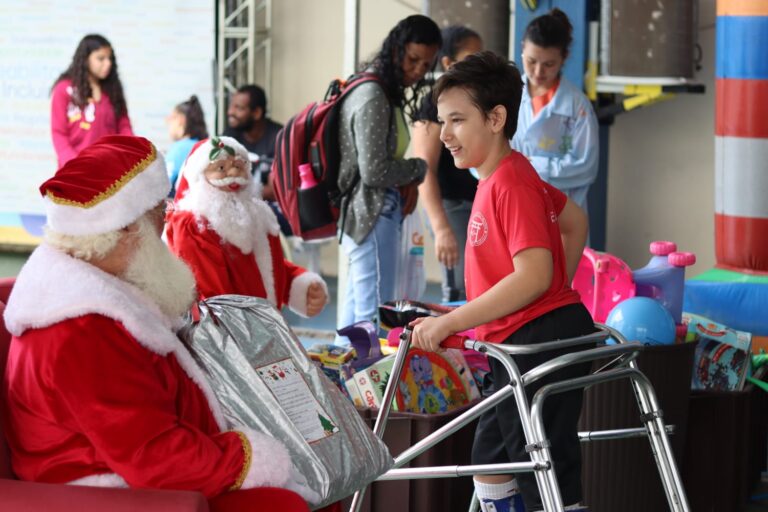 Festa de Natal da AMR tem Papai Noel e presentes doados para a garotada