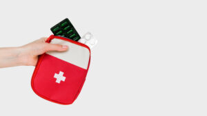 Enfermeira ensina a montar kit de primeiros socorros para viajar com segurança