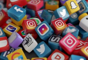 Produtividade excessiva e redes sociais impulsionam crise de saúde mental entre jovens adultos