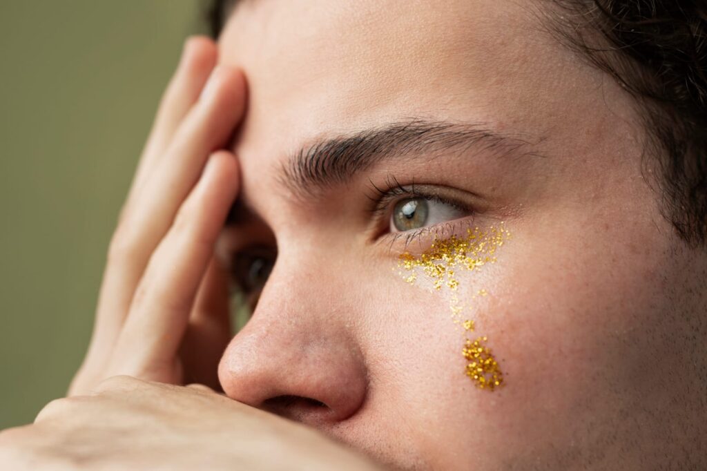 Glitter e cílios postiços: cuidados com a saúde ocular