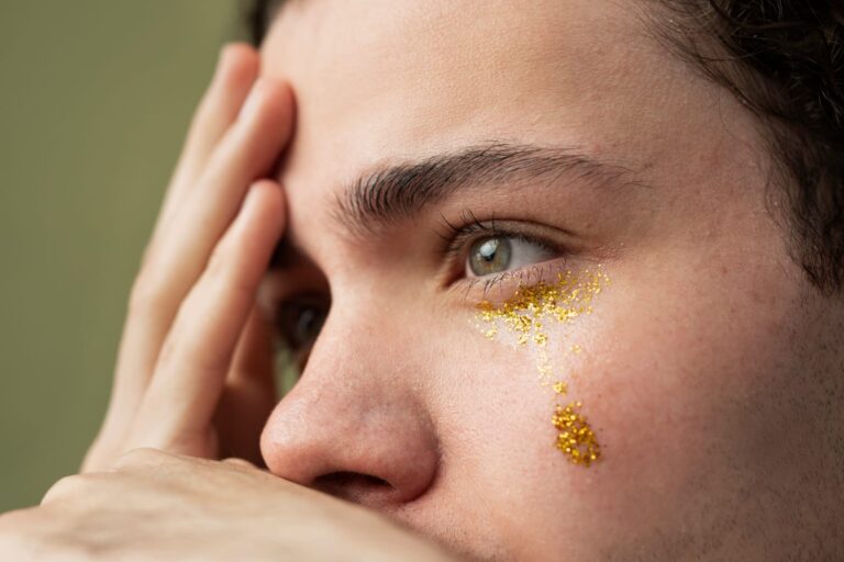 Glitter e cílios postiços: cuidados com a saúde ocular