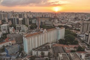 Santa Casa BH revela avanço da restauração de sua fachada icônica e apresenta projeto que une tradição e futuro