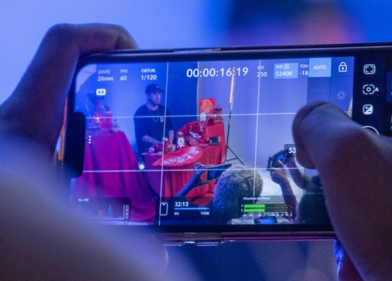 Videoclipes de artistas mineiros feitos por celular durante oficinas tem lançamento nos dias 13, 20 e 27 de março