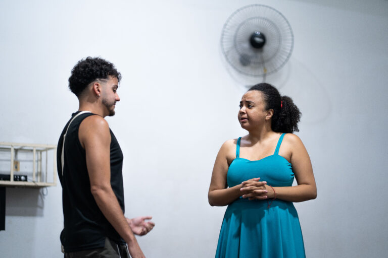 Espetáculo “A Mancha Invisível” estreia com reflexão sobre trauma, memória e saúde mental