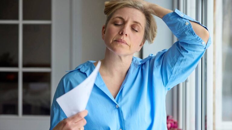 Até 80% das mulheres podem sofrer com ondas de calor antes da menopausa