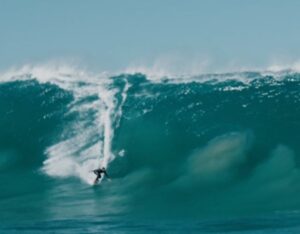 Lucas Chumbo encara swell histórico entre Santa Catarina e Rio em busca de possível novo recorde brasileiro de ondas gigantes