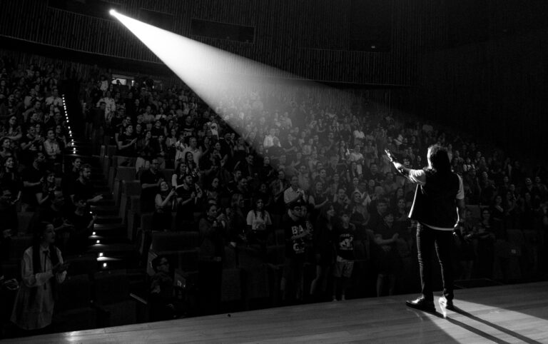 Venosa Sessions: um show que celebra 17 anos de histórias e rock em uma noite especial no Teatro Municipal de Uberlândia