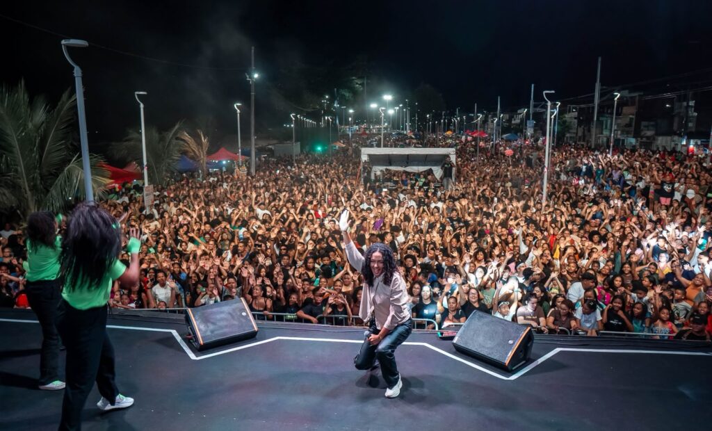 Evento gospel “Mergulhados na Praça” reúne mais de 15 mil pessoas na Nova Orla de Praia Grande com Samuel Eleotério, Theo Rubia, Victin e atrações locais.